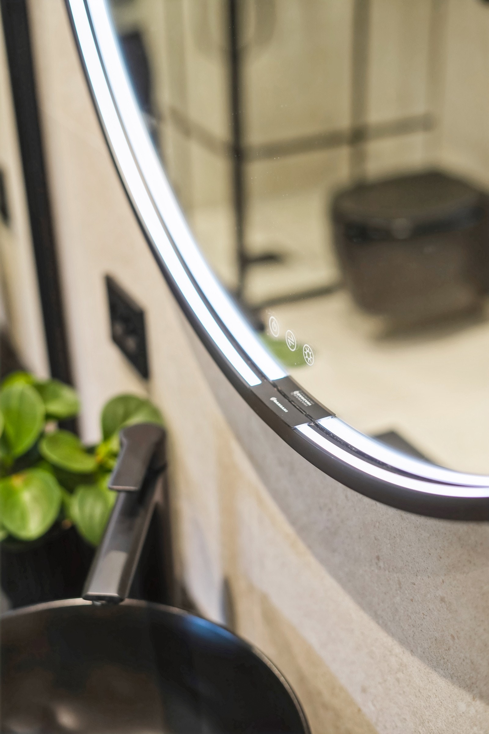 Speil med belysning på badet. Galleribilde