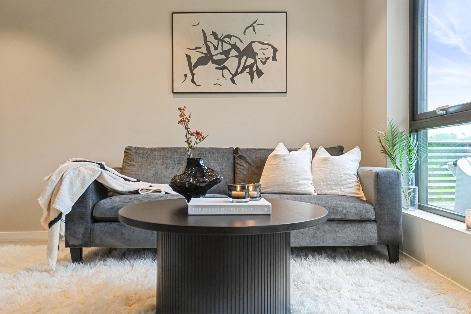 Leiligheten er oppført i 2021 og fremstår som moderne med flotte og tidsriktige farge- og materialvalg. Galleribilde