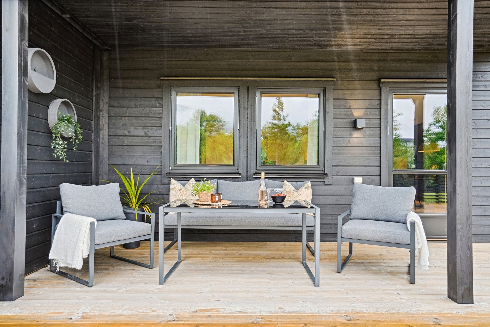 Terrassen er delvis overbygd og utstyrt med praktisk utebelysning. Galleribilde