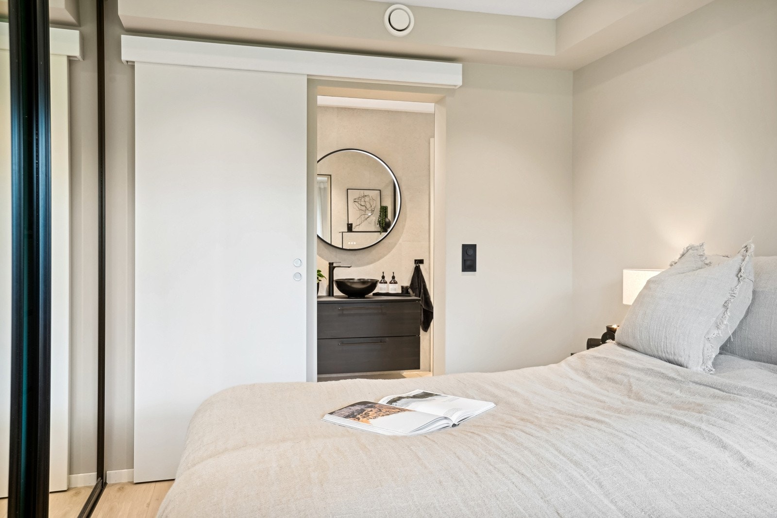 Tilkomst til hovedsoverommet går via baderommet. Galleribilde