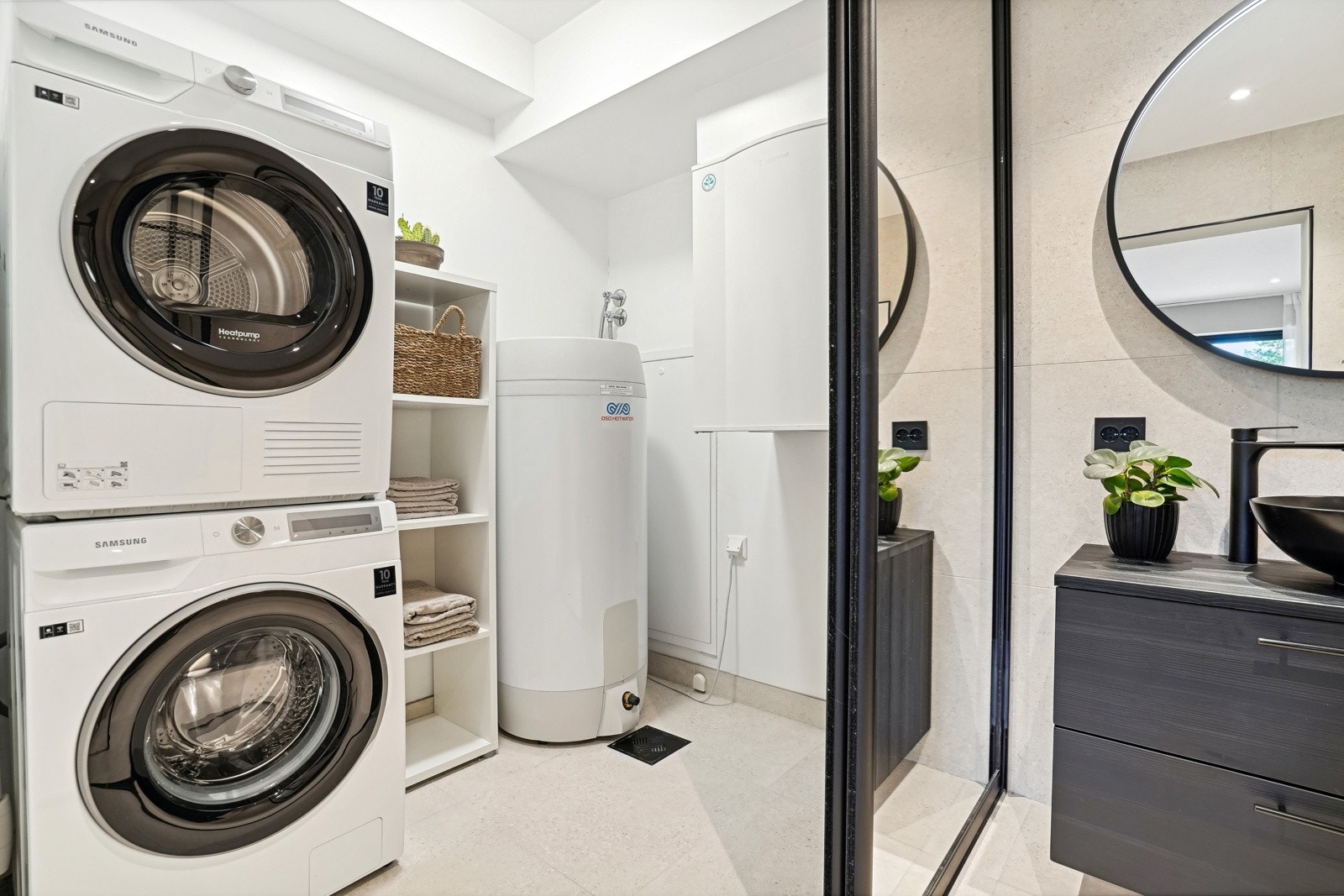 Opplegget for vaskemaskin og de tekniske installasjonene er praktisk gjemt bak skyvedørene. Galleribilde