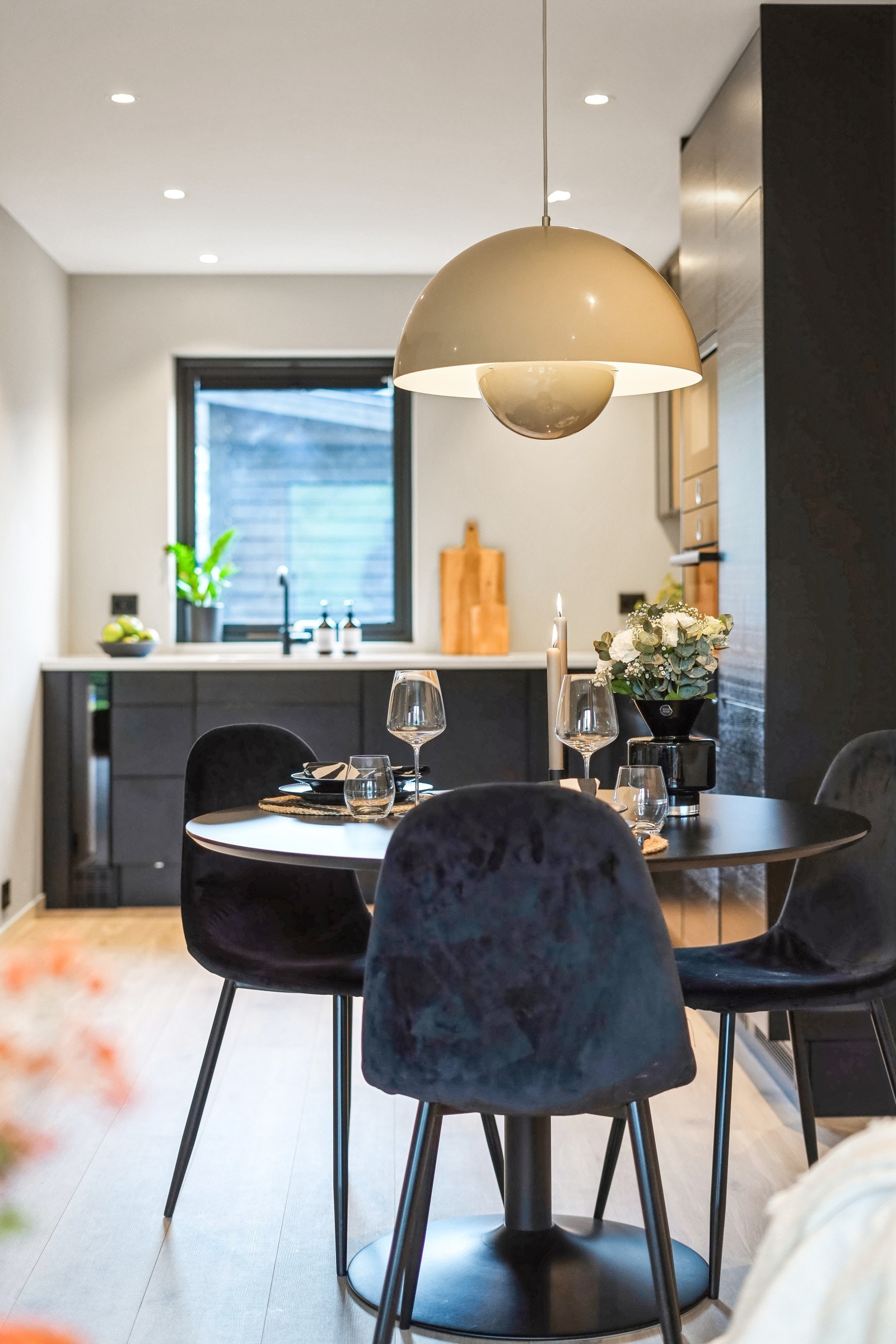 Detaljbilde. Mellom stue og kjøkken er det en naturlig sone for spiseavdeling. Galleribilde