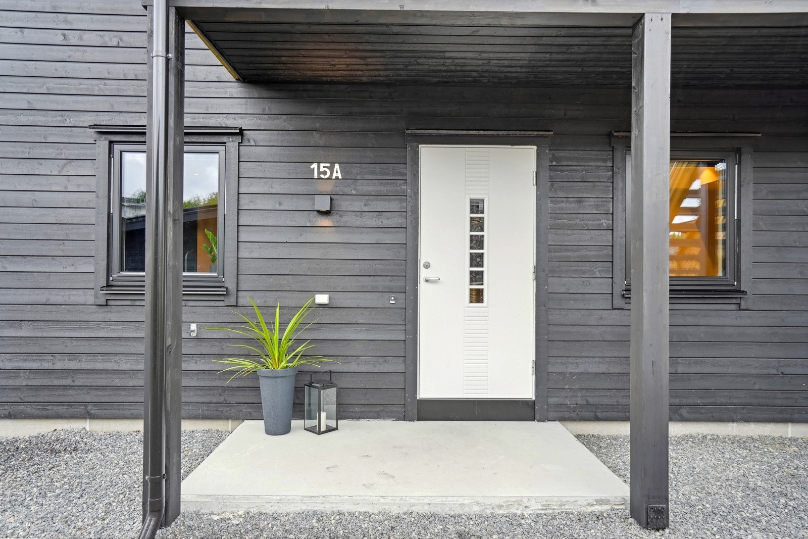 Inngangspartiet til leiligheten er overbygd. Galleribilde