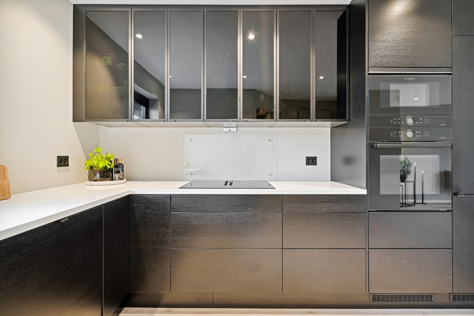 Moderne Epoq-kjøkken med mørke, glatte fronter. Godt med skap- og benkeplass på benk! Galleribilde