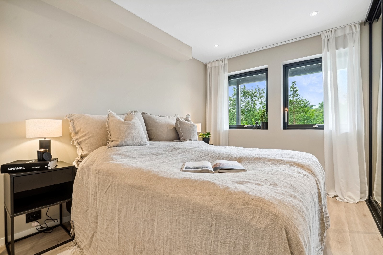 Svært flott hovedsoverom med god plass til stor seng og tilhørende nattbord. Galleribilde