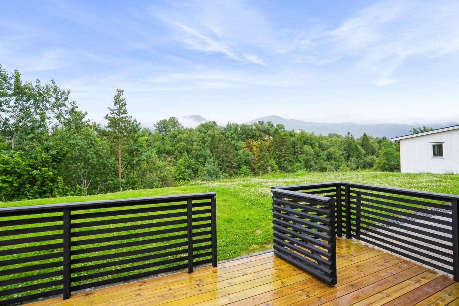 Flott uteområde med opparbeidet hage og friområde som nærmeste nabo. Hagen er vendt mot syd og byr på gode solforhold. Galleribilde