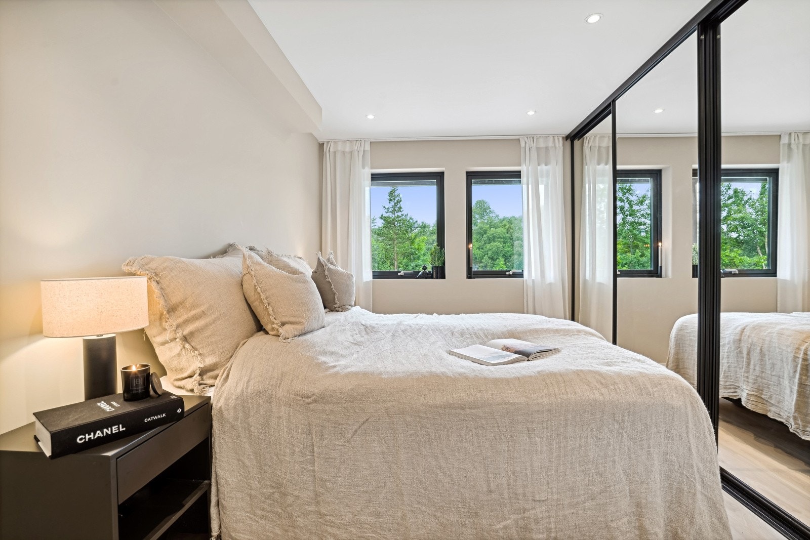 Skyvedørsgarderoben fra Kvik gir rikelig med garderobeplass. Galleribilde