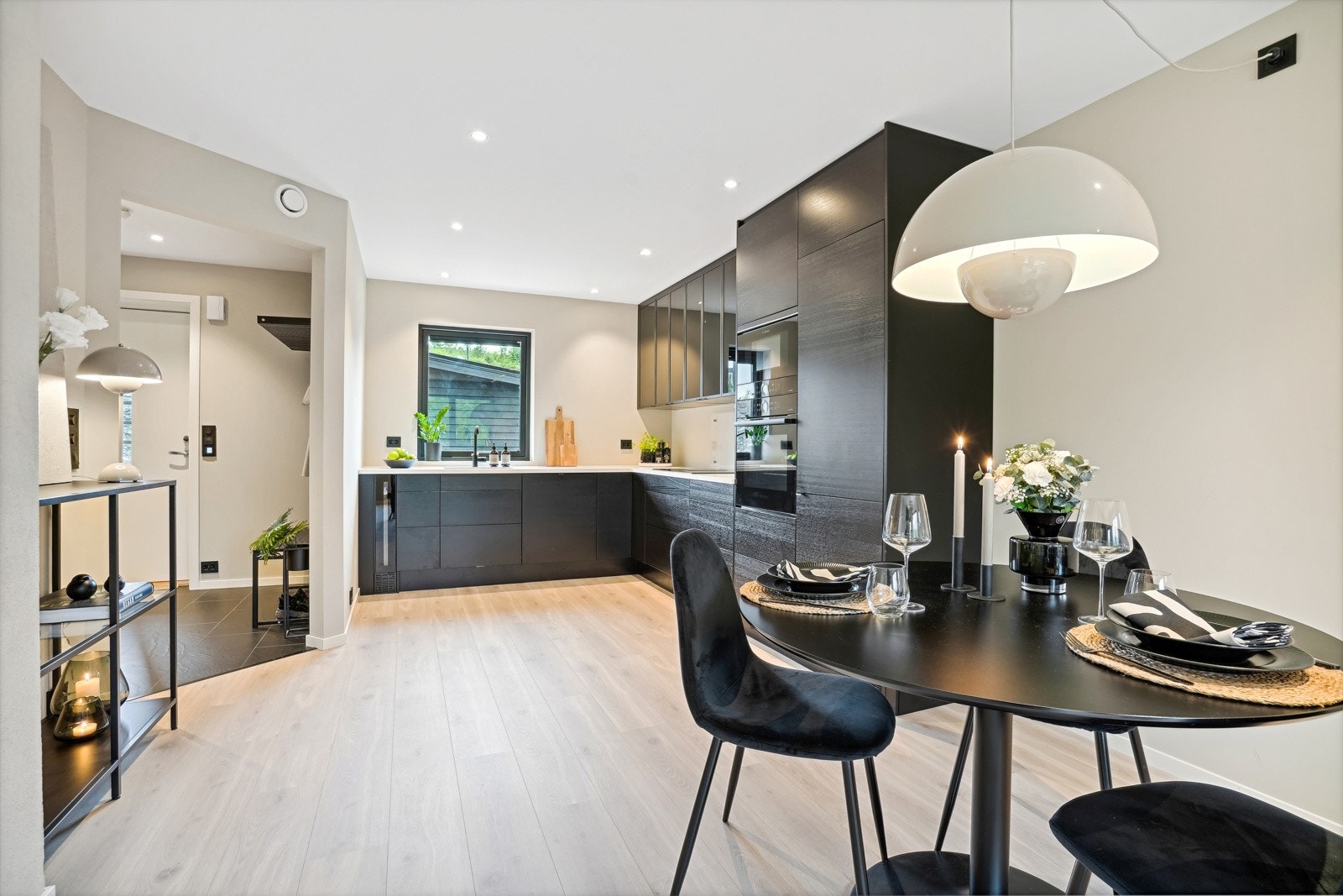 Stue og kjøkken i åpen løsning skaper en sosial atmosfære under matlagingen. Galleribilde