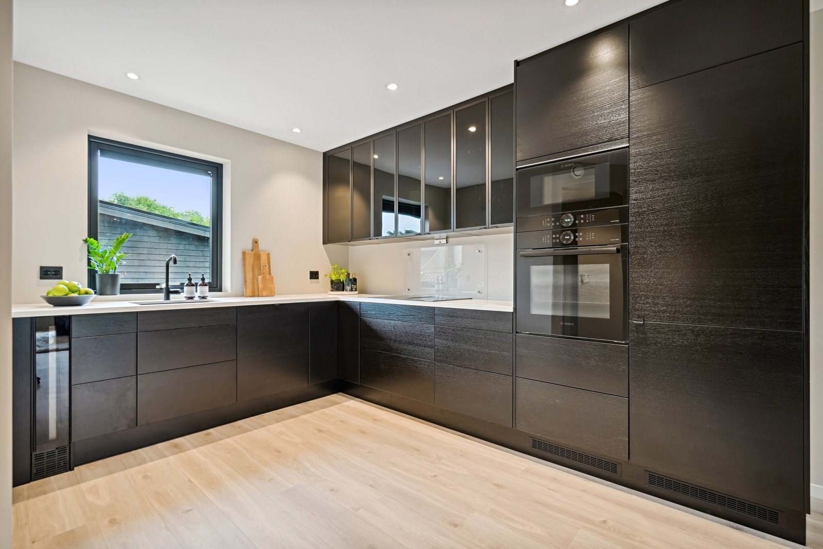 Kjøkkenet er utstyrt med integrert stekeovn med pyrolyse, mikrobølgeovn, vinskap, platetopp, oppvaskmaskin og kjøl-/fryseskap. Galleribilde