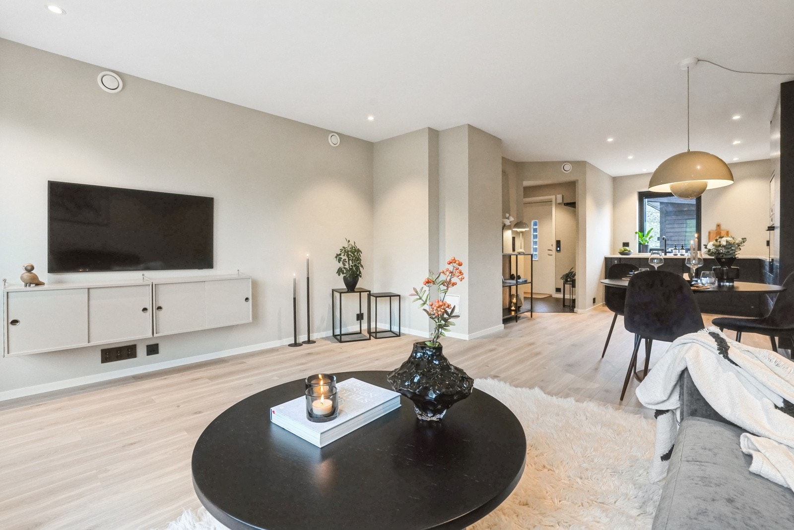 Det er muligheter for vedfyring i stuen. Galleribilde