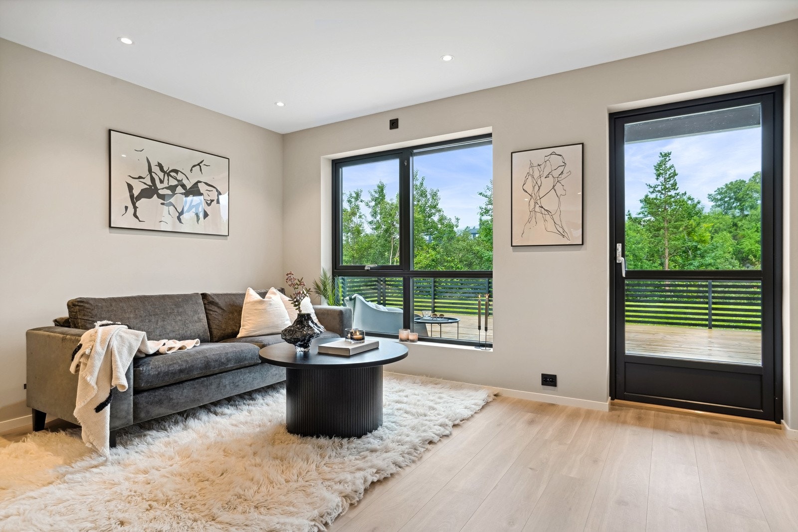 Stuen er av god størrelse og gir deg godt med møbleringsalternativer. Galleribilde