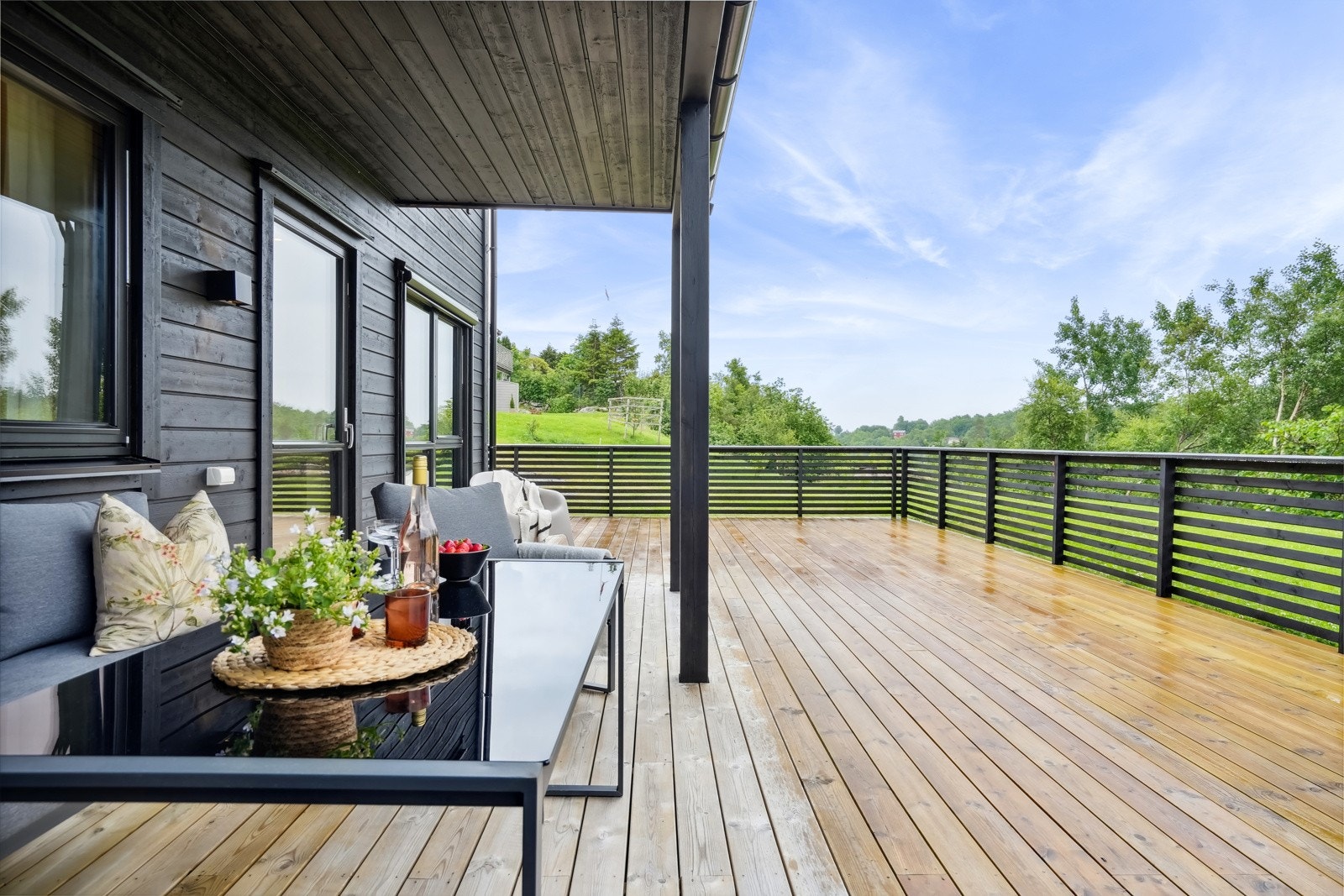 Terrassen strekker seg over omtrent 60 kvadratmeter og har svært god plass til ønsket grill og utemøblement. Galleribilde