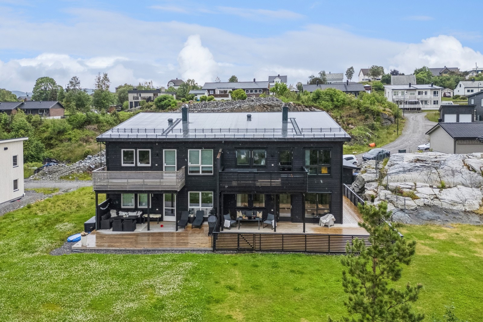 Leiligheten har et stort uteområde med hage, berg, terrasse, m.m. Galleribilde