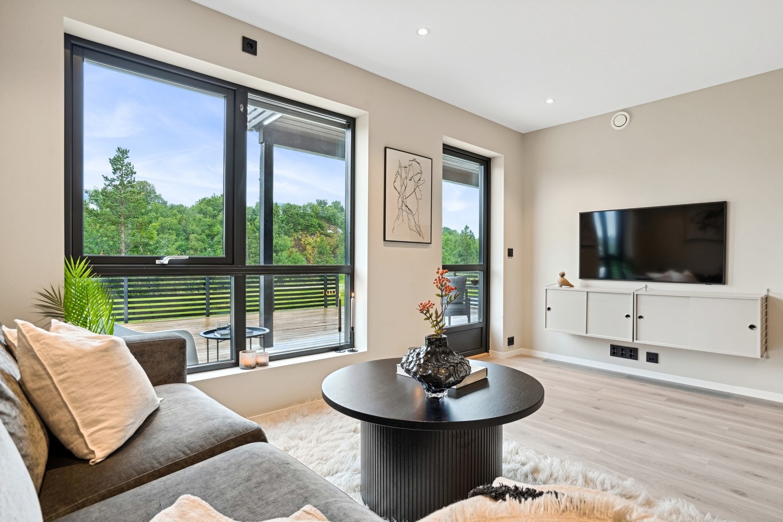 Fra stuen er det utgang til terrasse og uteområdet. Galleribilde