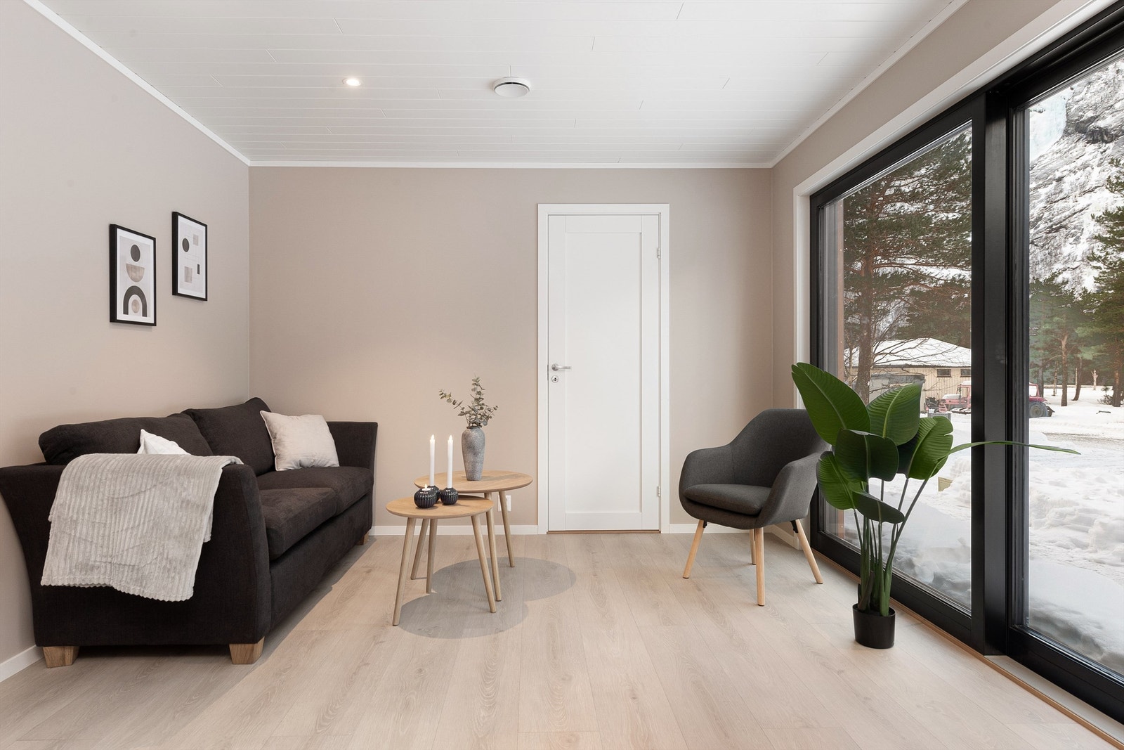 Fra stua er det skyvedør ut til terrassen, i tillegg er det verandadør ut mot bakhagen (ikke synlig på bildet). Galleribilde
