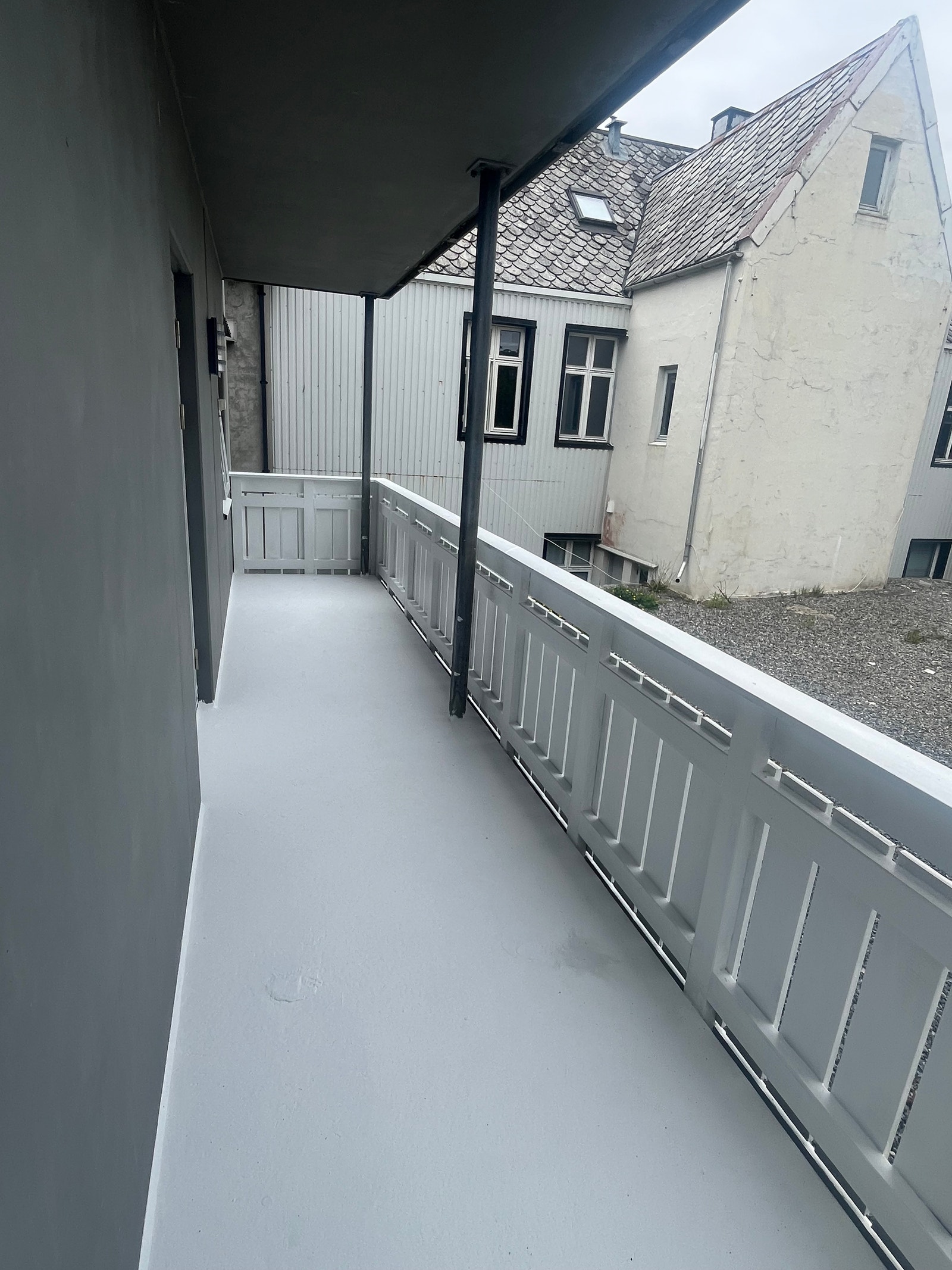 Stor, nymalt balkong Galleribilde