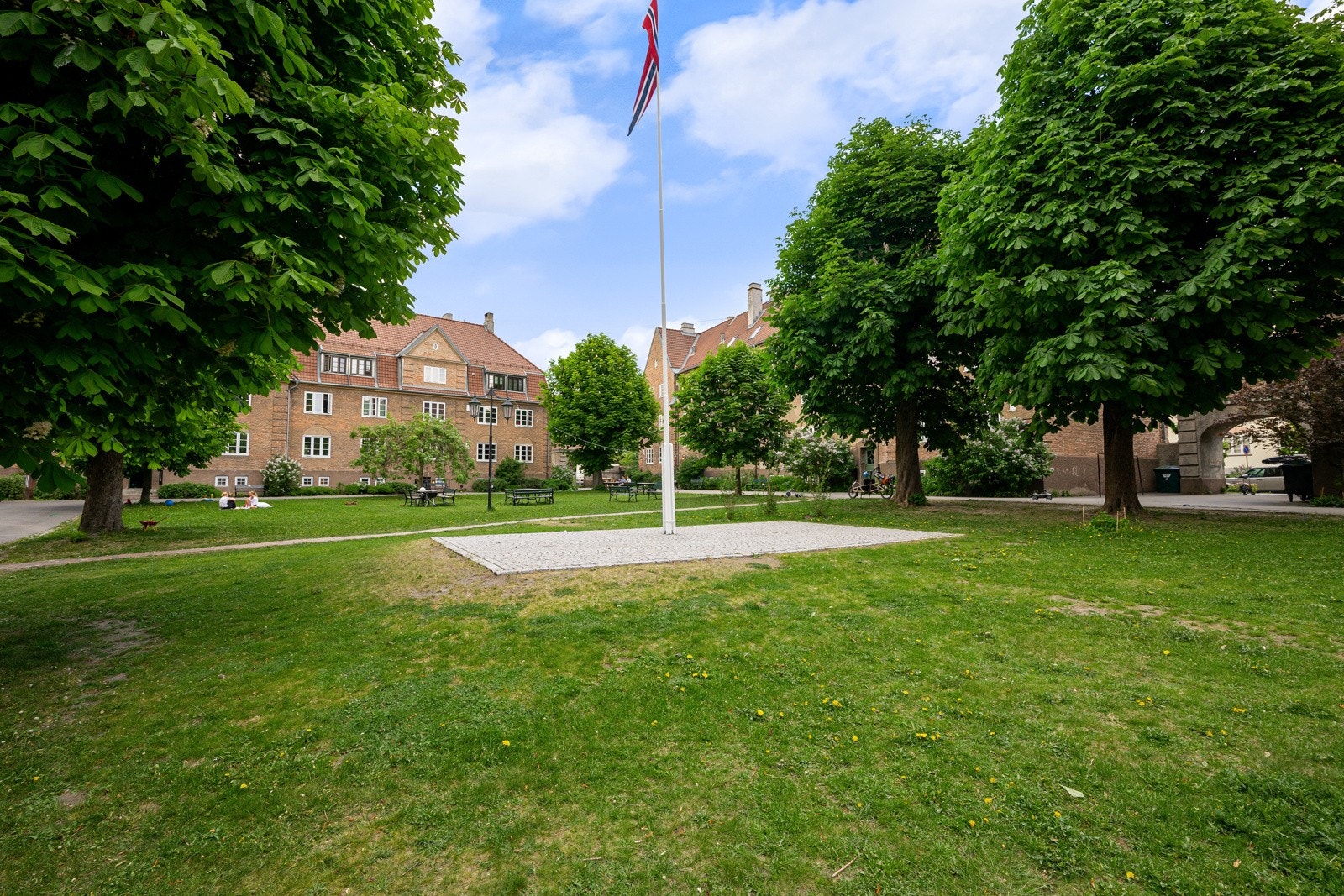 Bebyggelsen er i nybarokk stil, med store grønne gårdsrom. Galleribilde