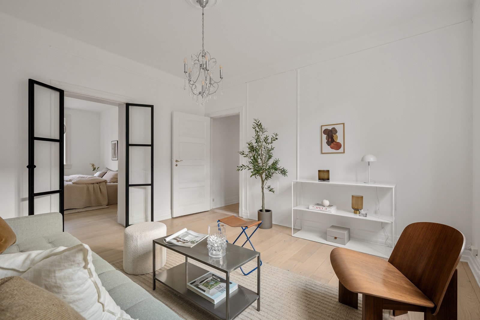 Lys og luftig stue med lysmalte vegger og lys enstavs parkett. Galleribilde
