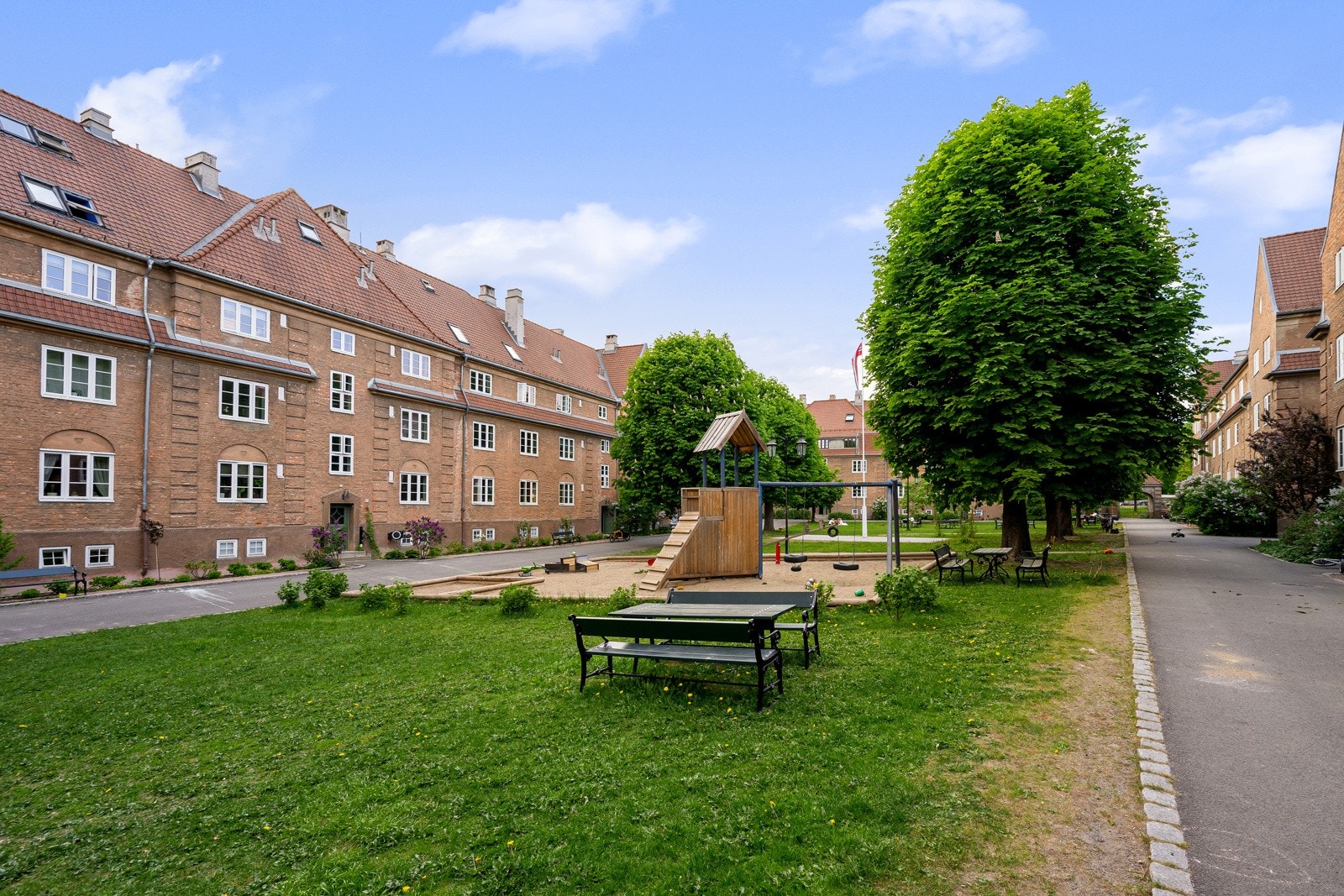 Fayes gate 14 ligger attraktivt til i den ærverdige Lindern Hageby-bebyggelsen som historisk går 100 år tilbake i tid. Galleribilde