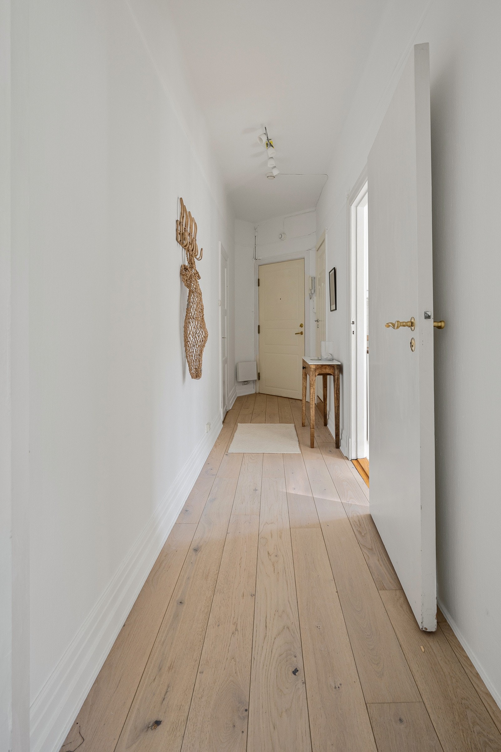 Lys og innbydende entré med plass til å legge fra seg sko og henge opp yttertøy. I tillegg har du tilgang til et kott i entré med plass til ekstra oppbevaring. Dørcalling. Galleribilde