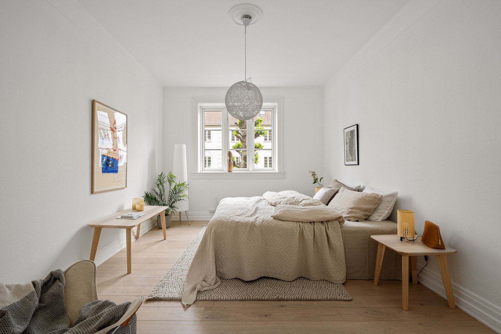 Rommet er av svært god størrelse med plass til stor dobbeltseng med tilhørende nattbord på hver side, garderobeskap og annen ønsket møblering. Galleribilde