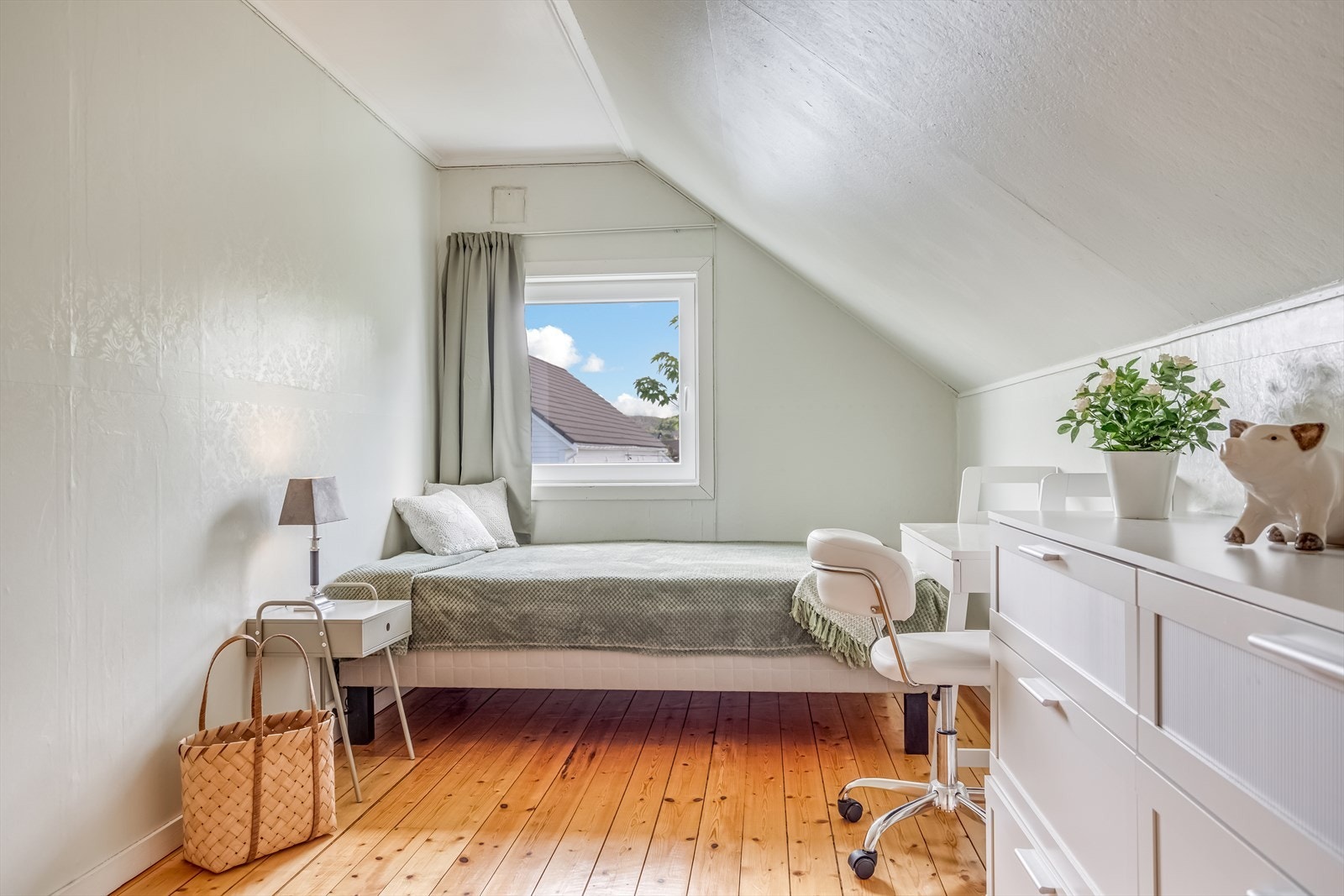 Disponibelt rom på loft, med plass til ønskelig møblement Galleribilde