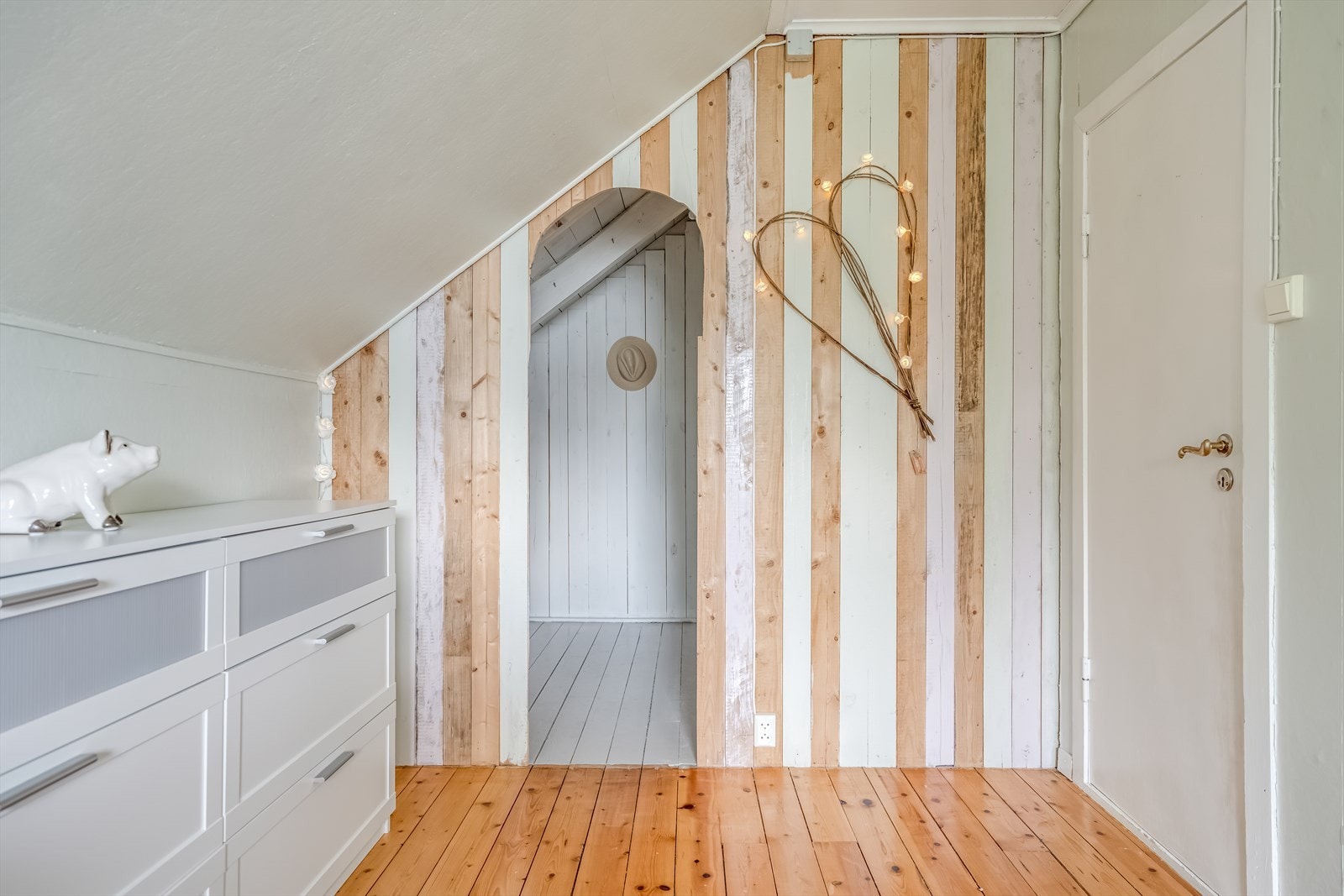 Praktisk walk in closet på loft Galleribilde