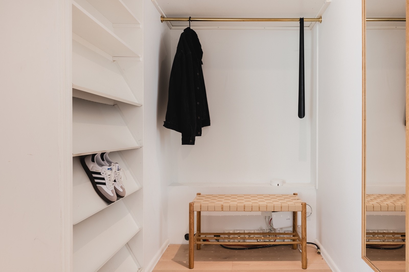 Man blir ønsket velkommen inn til en lys og trivelig entré med god plass til å henge fra seg yttertøy, samt sette fra seg sko. Galleribilde