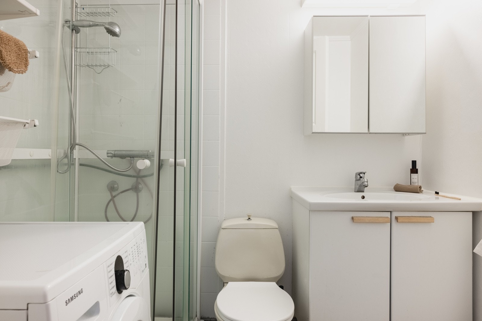 Badet måler 3,4 kvm og består av fliser på gulv, fliser/malt våtromstapet på vegger og takplater i himling. Galleribilde