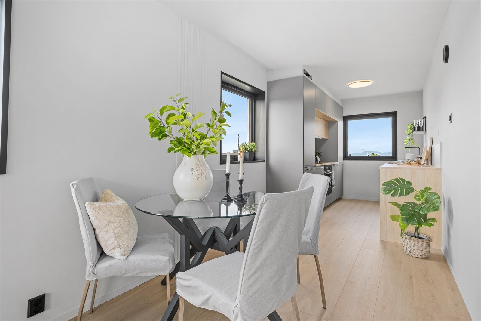 Nærheten mellom kjøkkenet og spiseplassen gjør matlagingen sosial. Galleribilde