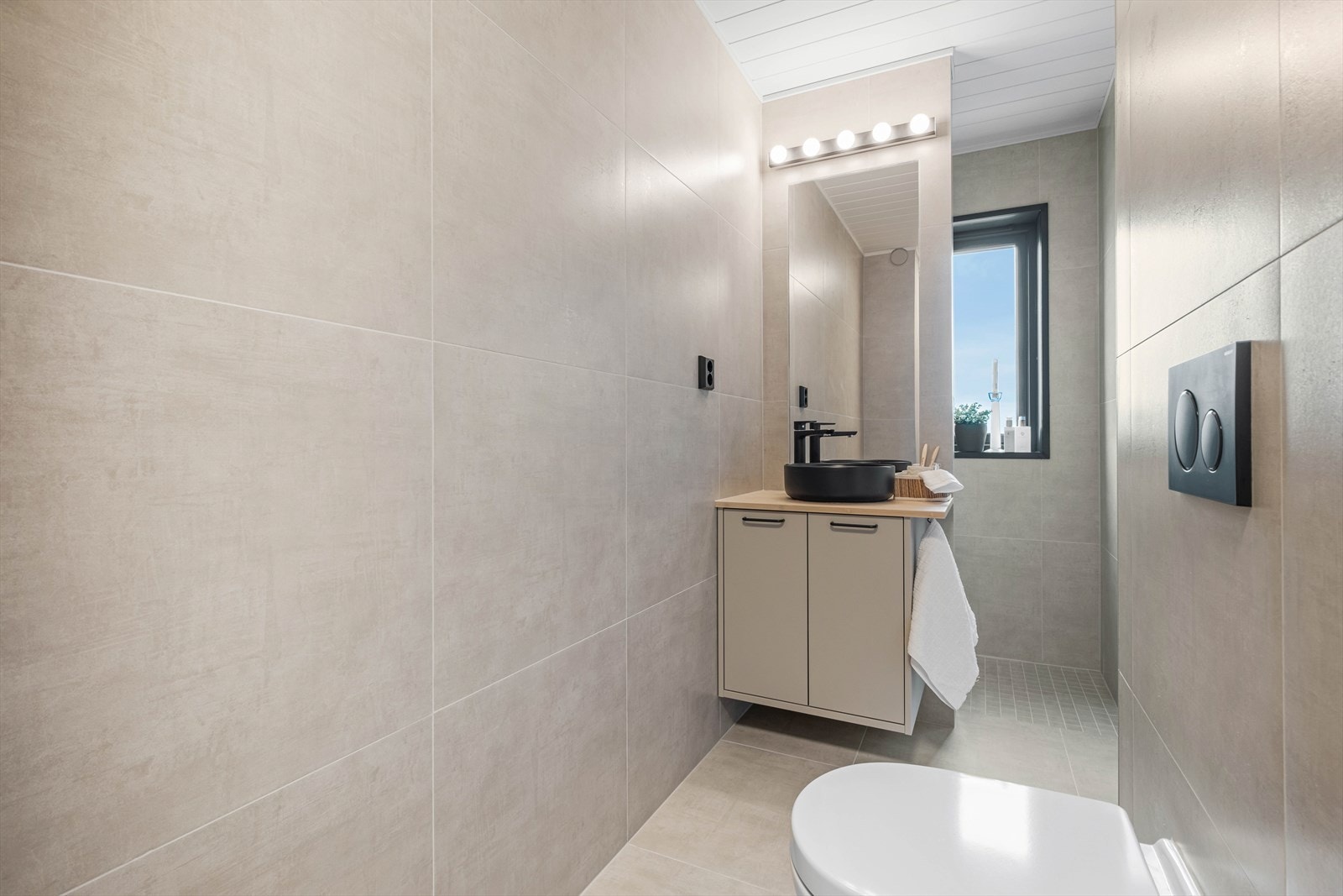 Badet er oppgradert i 2024, og innbyr til velvære og egentid. Galleribilde