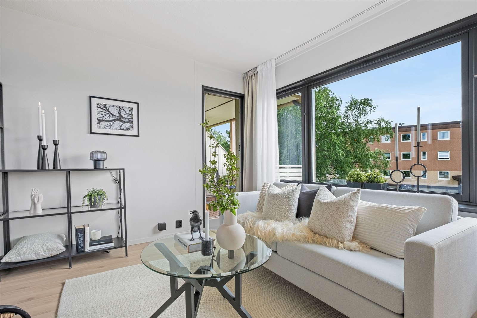 Leiligheten er stilfullt oppgradert i 2024, og har en luftig atmosfære. Galleribilde