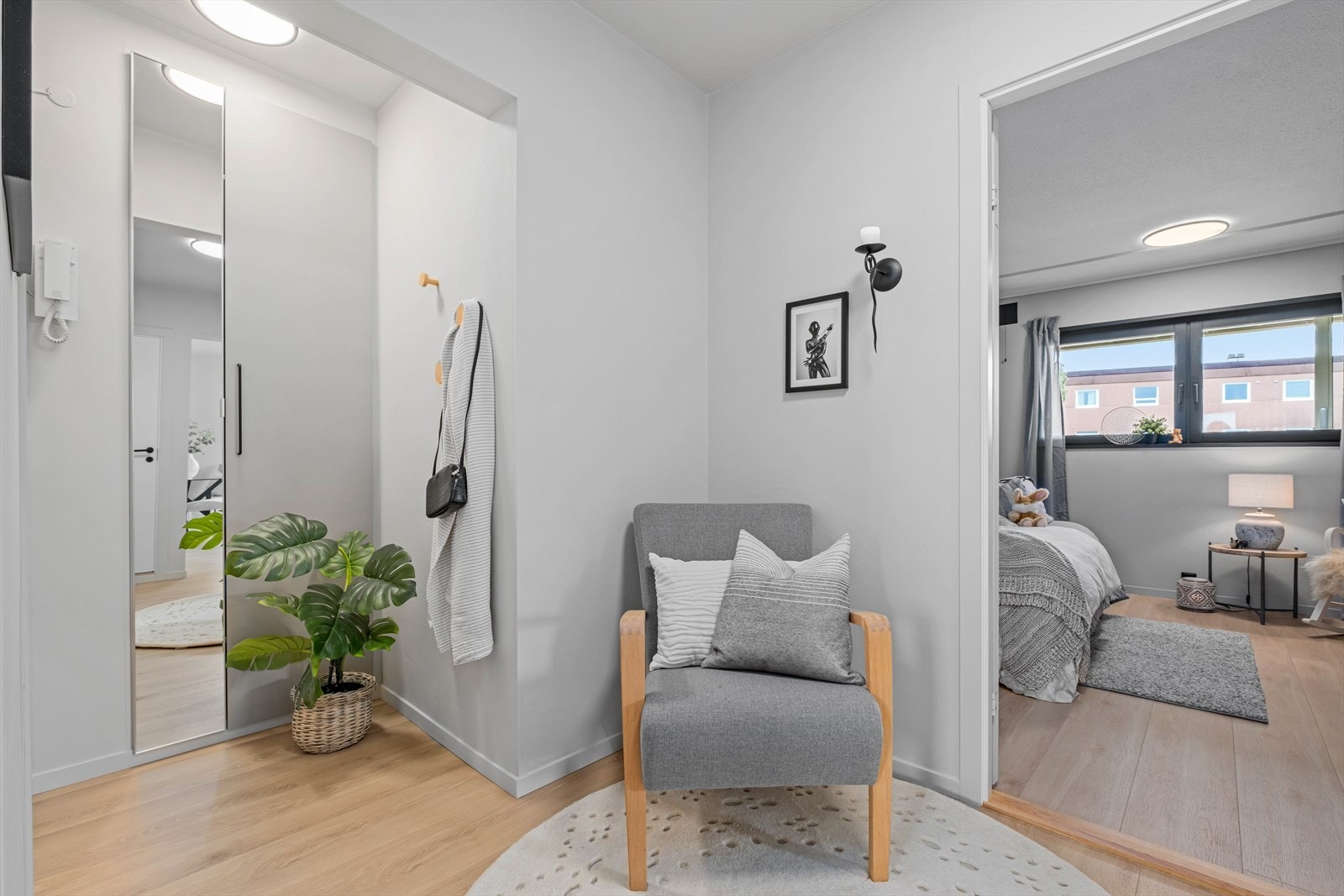 Entreen gir et godt førsteinntrykk av den nylig oppussede leiligheten. Galleribilde