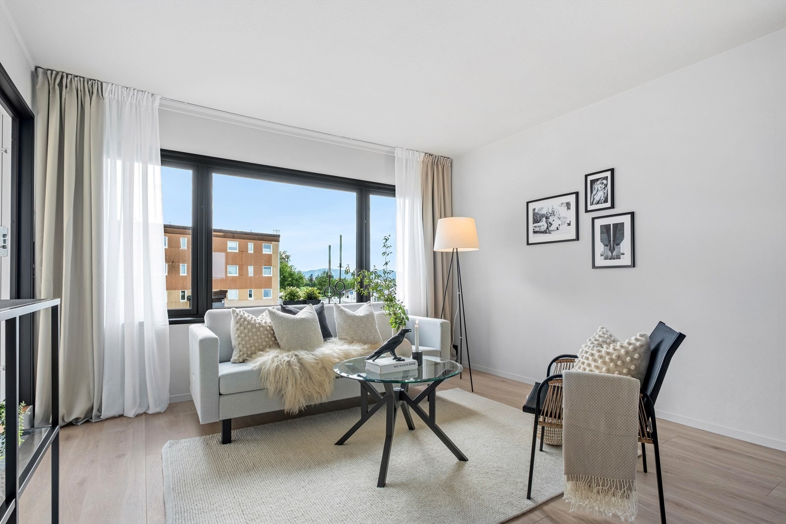 I likhet med resten av leiligheten er allrommet pusset opp i 2024. Galleribilde