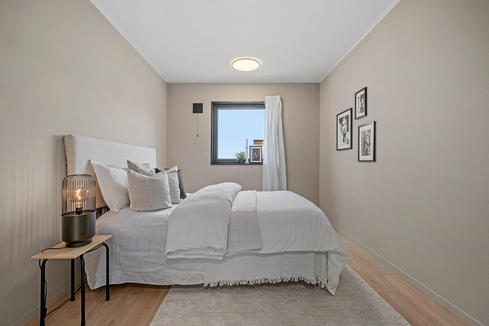 På hovedsoverommet er det god plass til en stor dobbeltseng og smarte oppbevaringsløsninger. Galleribilde