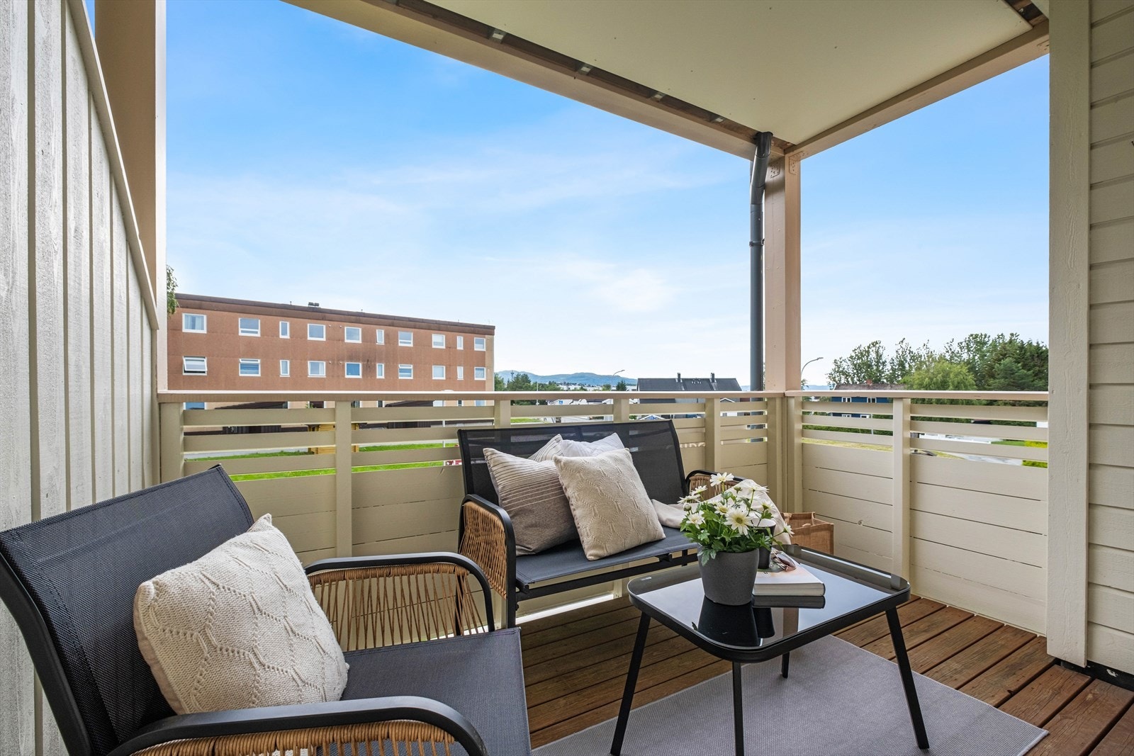 Balkongen er lun og koselig med gode solforhold. Galleribilde