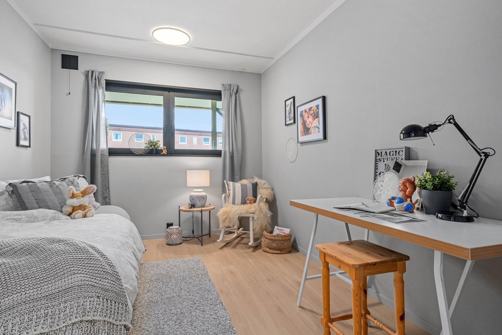 Leiligheten har to gode soverom - begge med store vinduer med sort innramming. Galleribilde