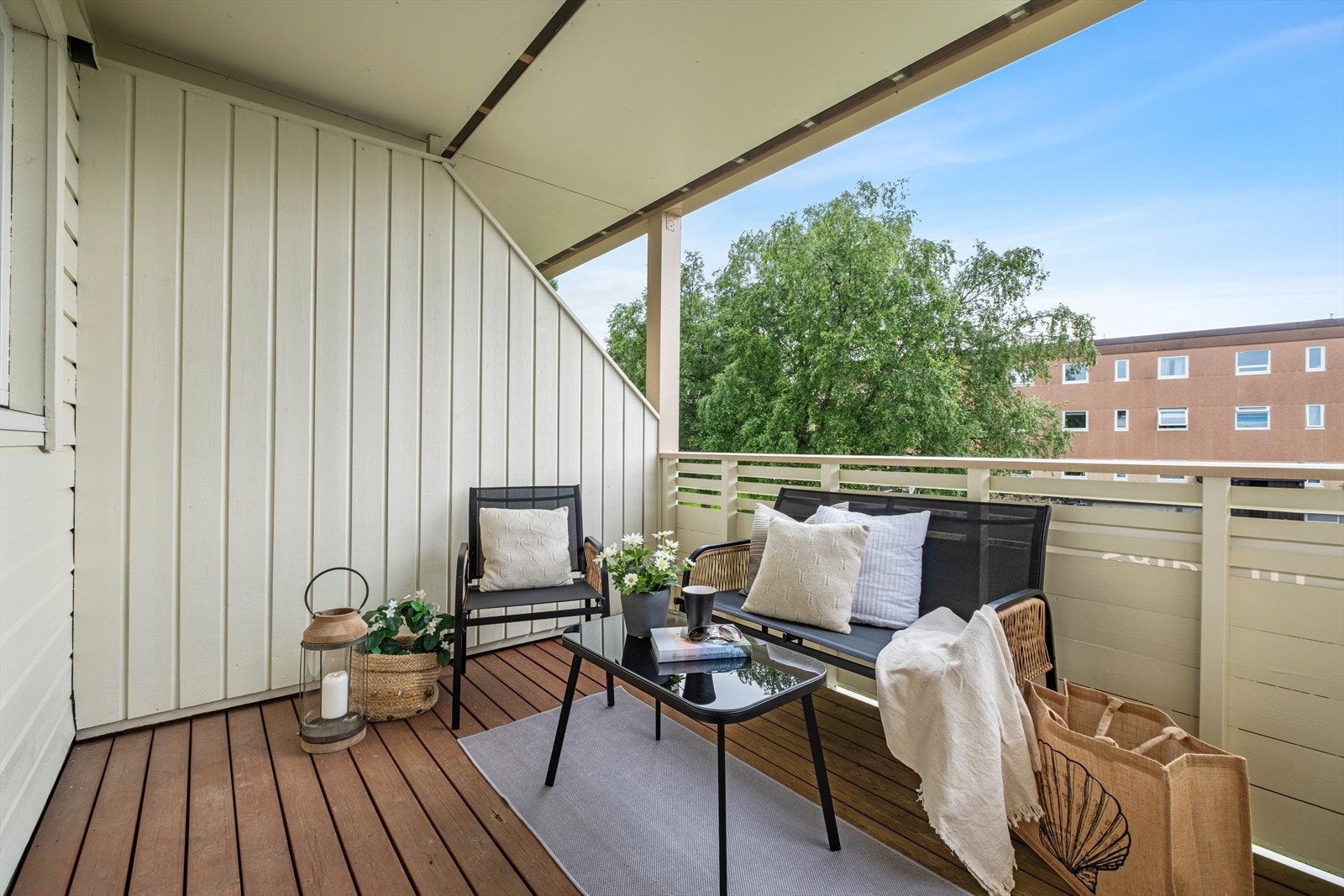 Balkongen er på ca. 7 kvm, og ble fornyet med nymalte vegger i 2024. Galleribilde