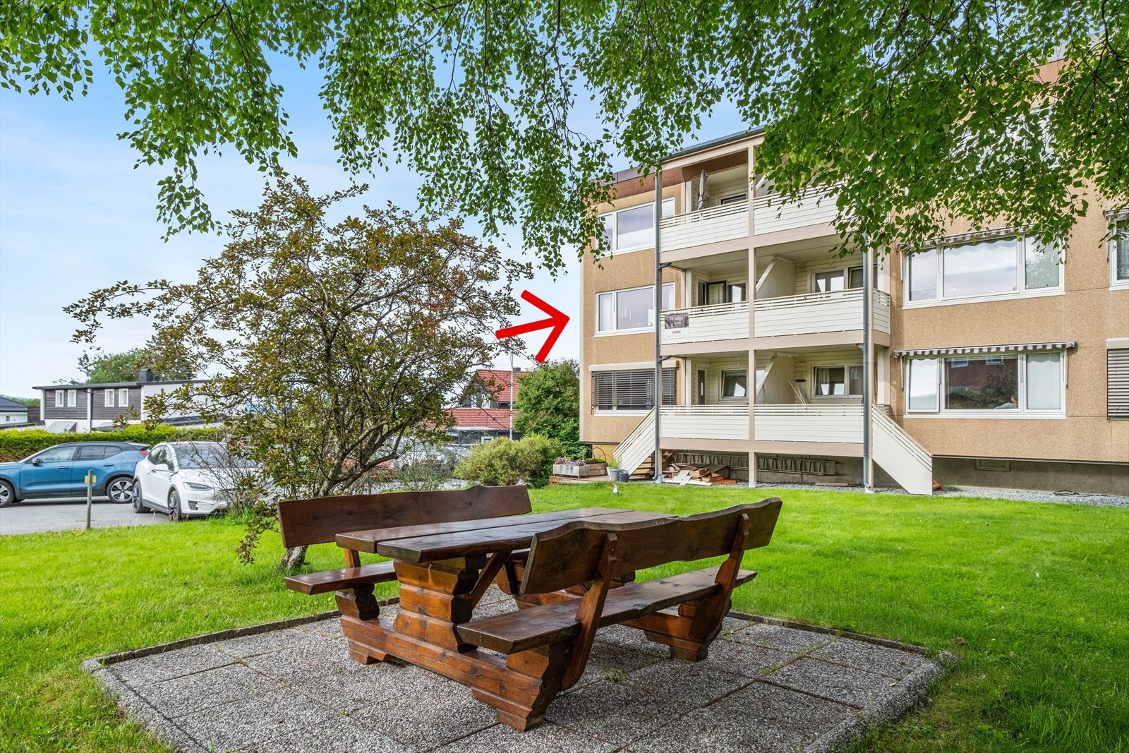 Mellom bygningene er det hellelagte uteområder med sittegrupper til felles anvendelse. Galleribilde