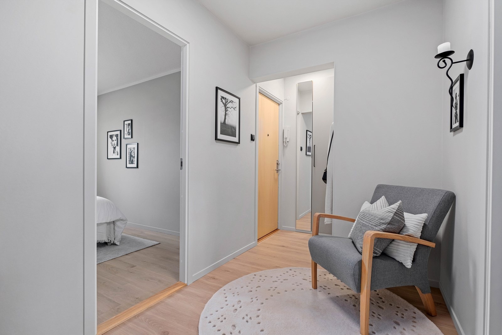 I entreen er det plassbygd skap og veggmontert dørcalling. Galleribilde