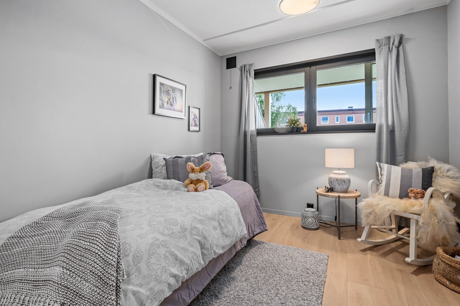 Veggene på soverommene er malt opp i tidsmessige gråtoner som står godt til laminatgulvene. Galleribilde