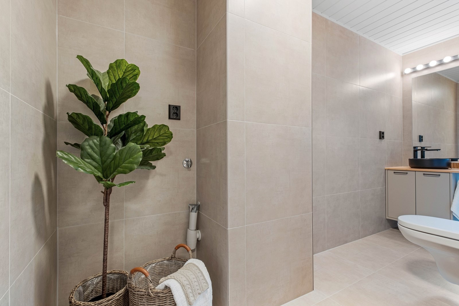 Badet er utstyrt med elektrisk gulvvarme og opplegg for vaskemaskin. Galleribilde