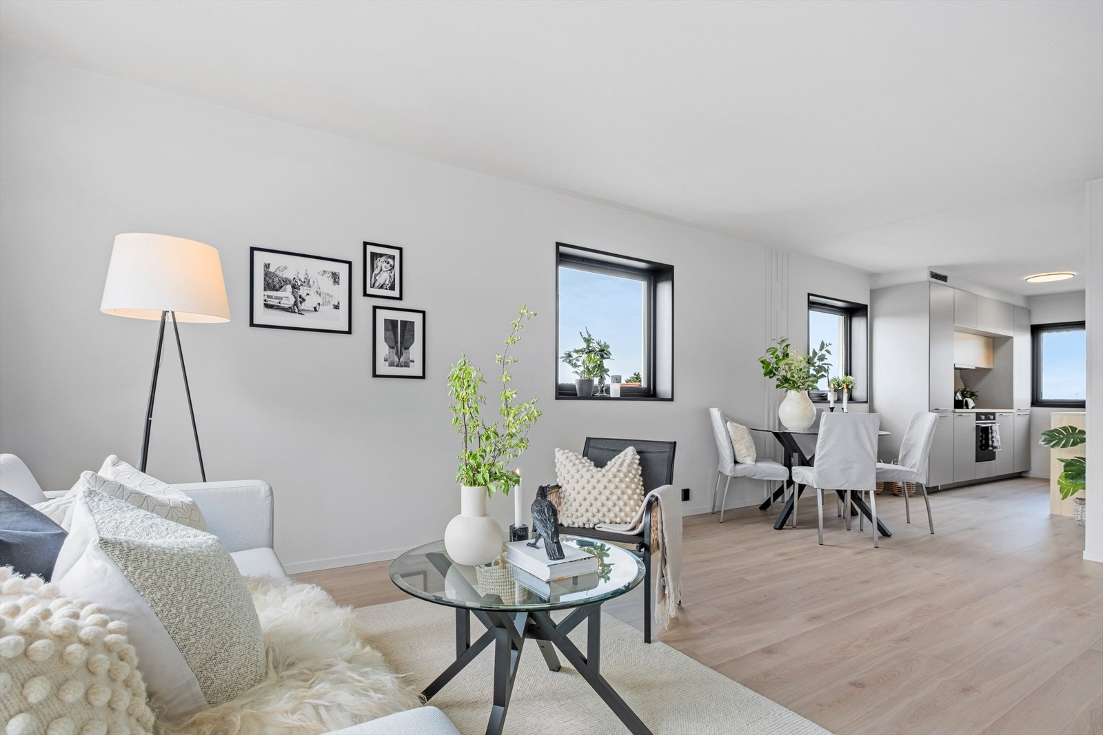 De lysmalte veggene fremhever det tidsmessige laminatgulvet. Galleribilde