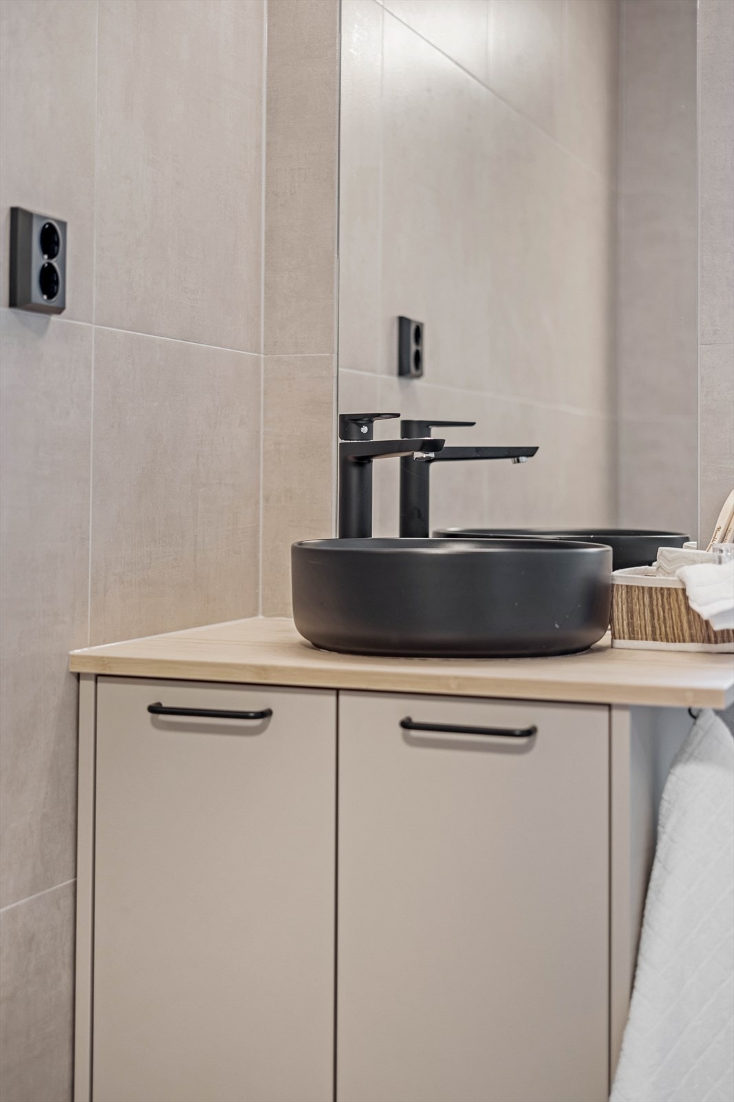 Det er god oppbevaringsplass i den stilfulle baderomsinnredningen. Galleribilde