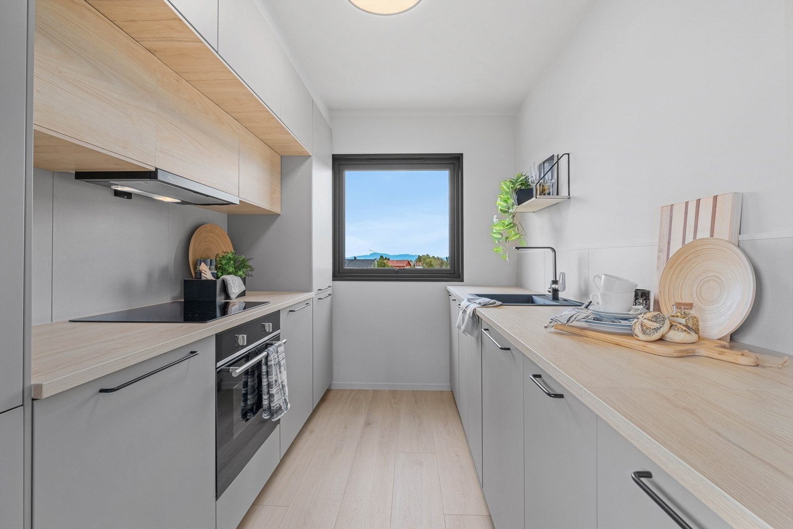 De gode benkeflatene på kjøkkenet innbyr til spennende kokkelering. Galleribilde