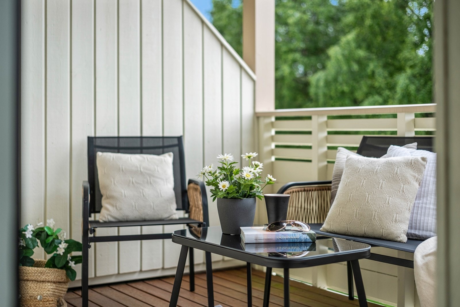 Det er fin plass til sittegruppe på en vestvendt, lun balkong. Galleribilde