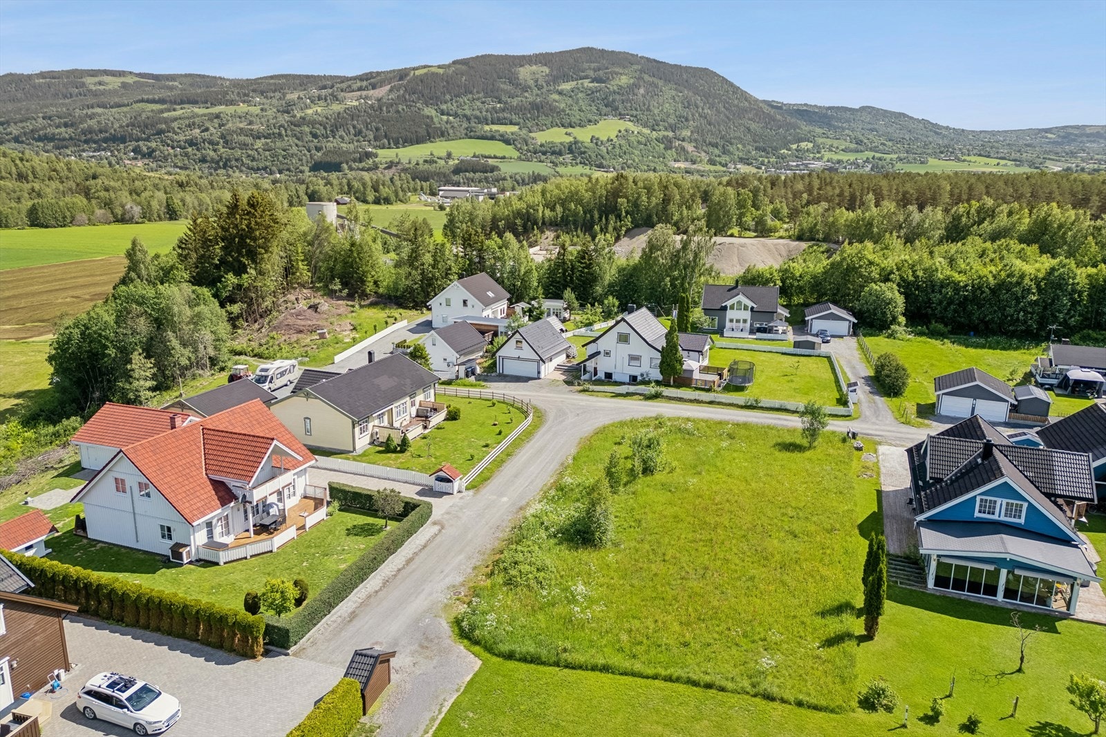 Tomten ligger i rolig boliggate med trafikk kun til eiendommene i gata. Galleribilde