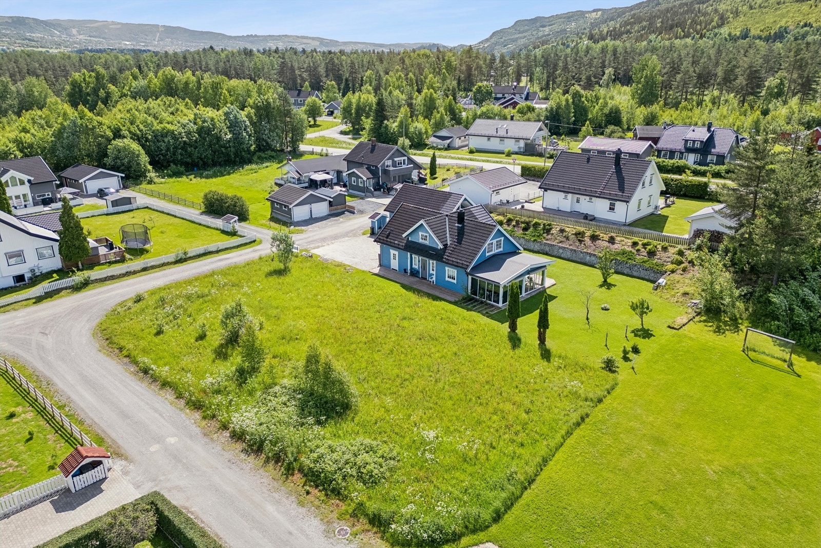 Flat tomt med fin beliggenhet på Jørstadmoen. Galleribilde