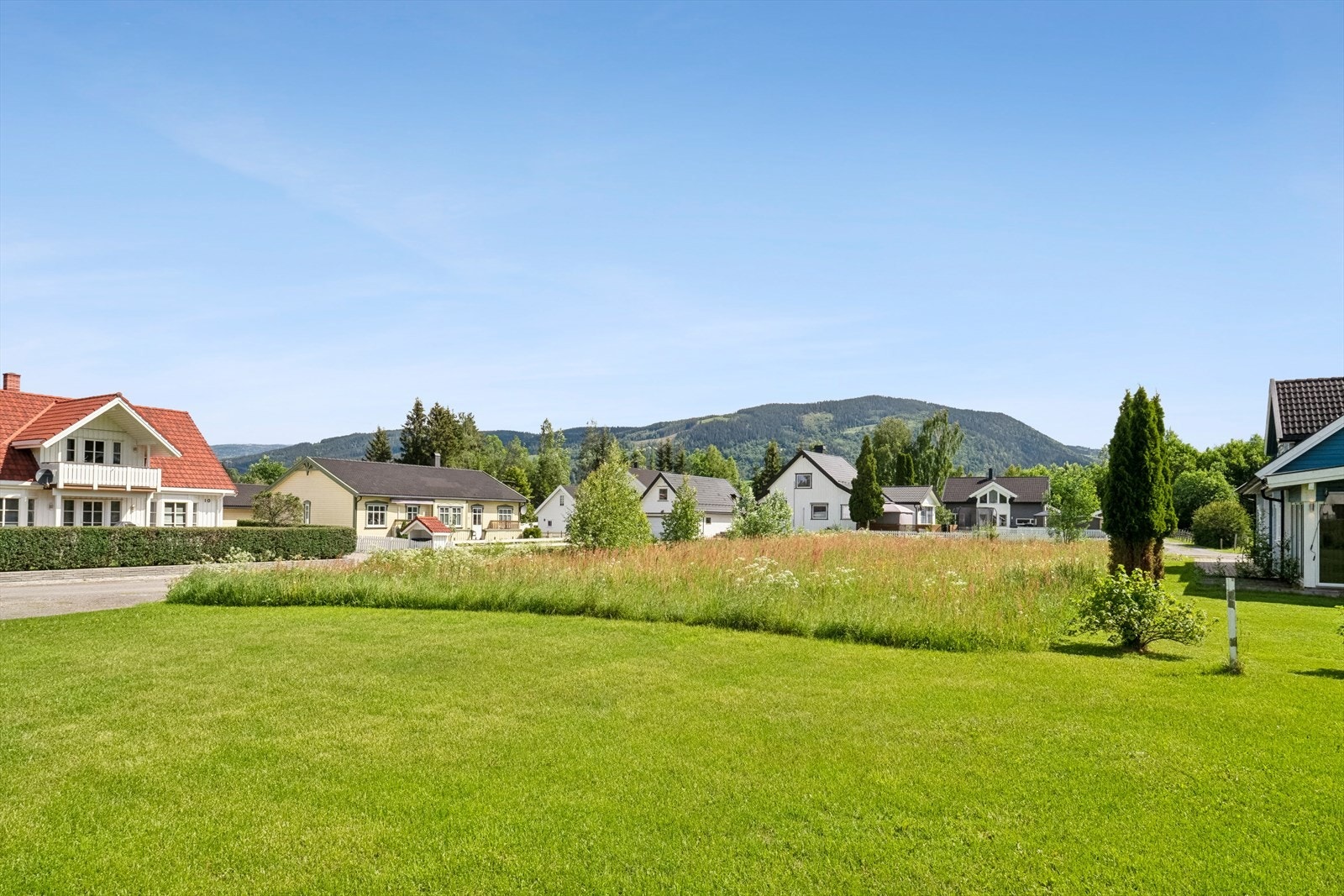 Tomten grenser mot felles friareal mot vest. Galleribilde