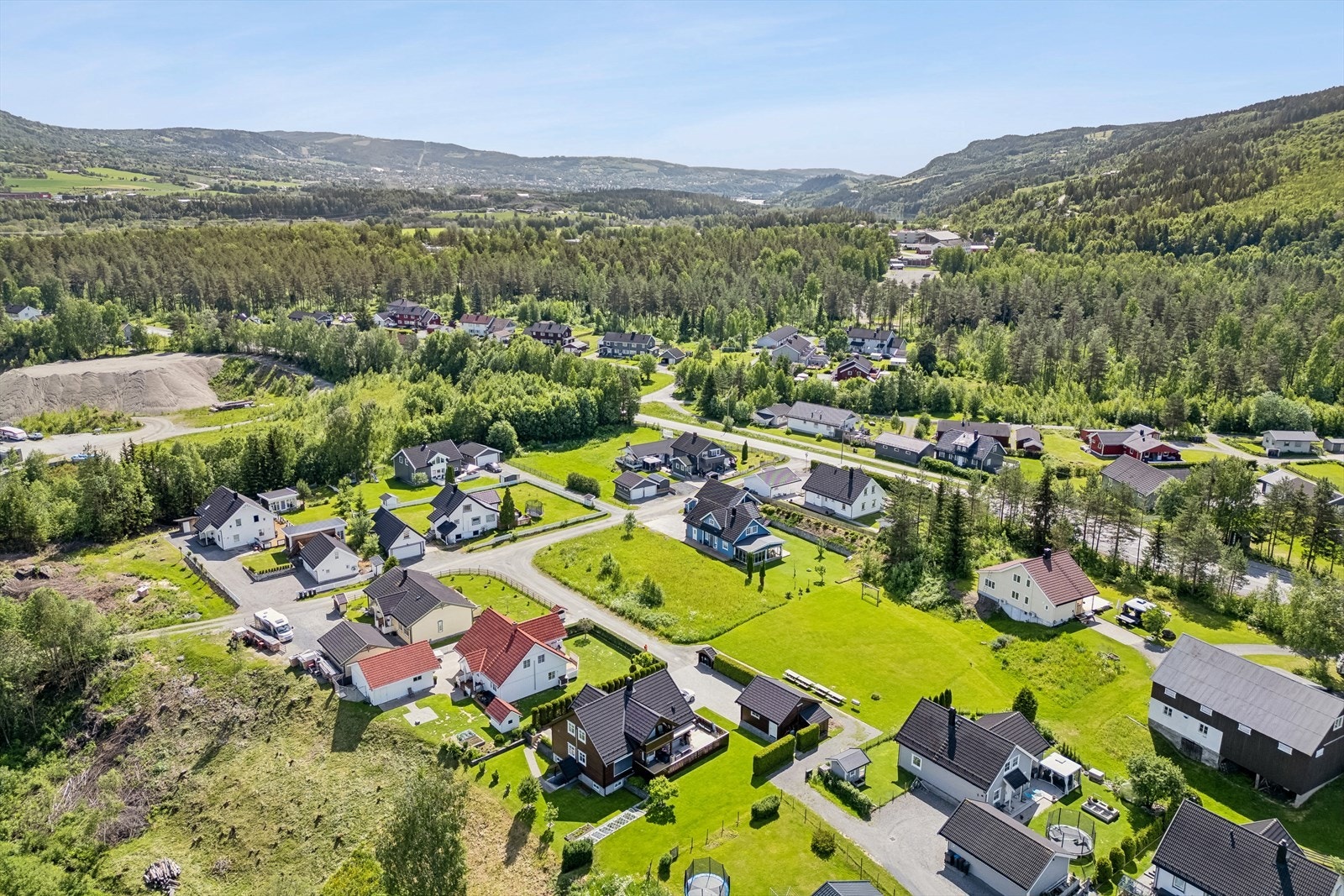 Det er gangavstand til barnehager, barneskole, dagligvare, svømmehall og treningssenter. Galleribilde
